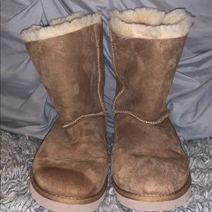 Short Ugg boots with bows
